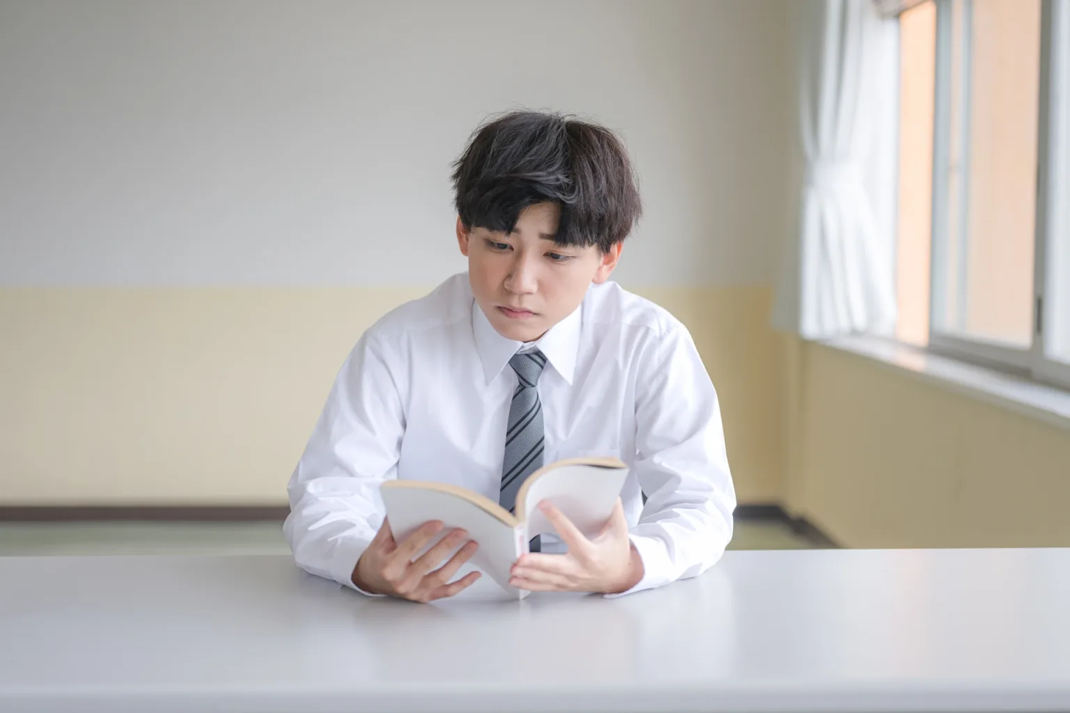 資格勉強する男性